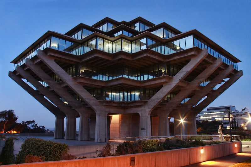  "Night View of The Geisel Library, University of California San Diego" by o palssonis licensed with CC BY 2.0.